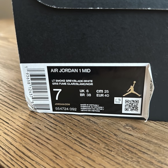 Air Jordan 1 Mid  NWT Nike Ir Jordan 1 Mid - Lt Smike Grey /Black - White   Size 7Y